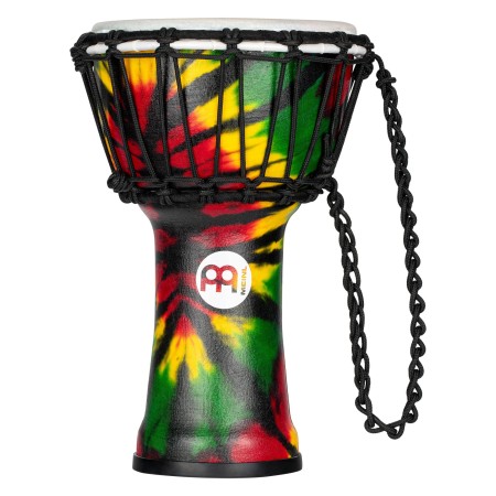 Djembe 7 cali z syntetycznym naciągiem pokazane z boku na białym tle