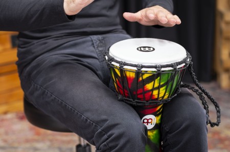 Syntetyczne djembe 7 cali ustawione pionowo pokazane od przodu