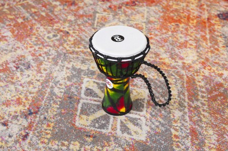 Djembe z syntetycznym naciągiem i korpusem na tle naturalnym