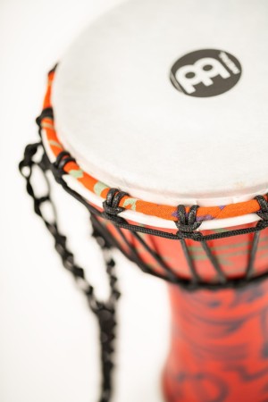 Widok z góry na syntetyczne djembe o średnicy 17,5 cm z ozdobnym wzorem