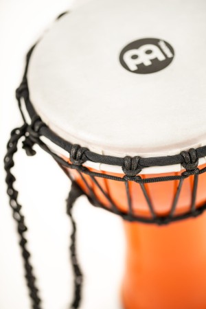 Zdjęcie bocznego profilu pomarańczowego djembe o wymiarach 17,5 cm średnicy i 31 cm wysokości