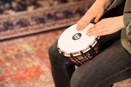 Zbliżenie na korpus i liny naciągu bębna djembe 7 cali w kolorze Kenyan Quilt