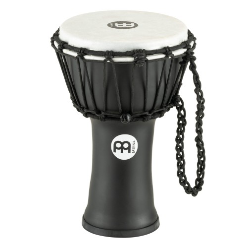 Czarne djembe z syntetycznym naciągiem o średnicy 17,5 cm i wysokości 31 cm ustawione na białym tle