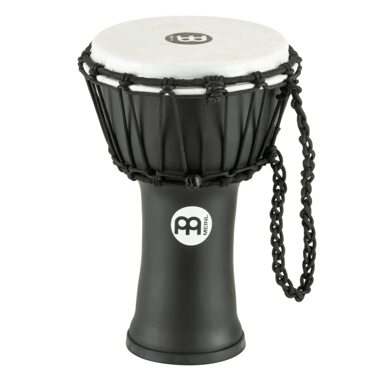 Czarne djembe z syntetycznym naciągiem o średnicy 17,5 cm i wysokości 31 cm ustawione na białym tle