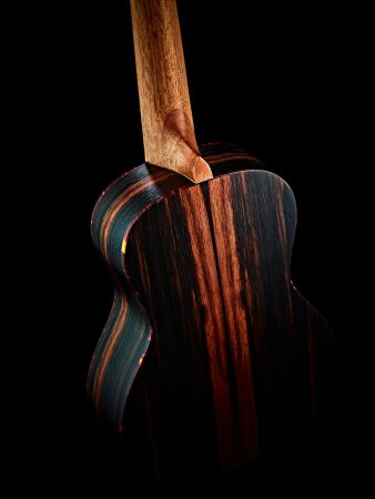 Guitarlele RGL5EB detale podstrunnicy i mostka wykonanych z orzecha