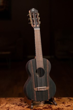 Guitarlele RGL5EB pokazujący satynowe wykończenie powierzchni instrumentu