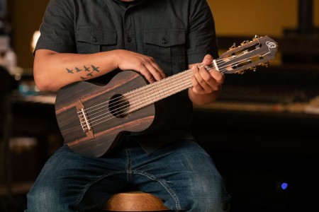Guitarlele RGL5EB w pełnym ujęciu prezentujący kompaktowy rozmiar i kształt korpusu