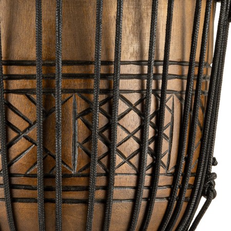 Instrument djembe 10 cali ARTIFACT wykonany z litego mahoniu, pokaz detali drewna i naciągu