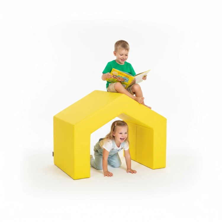 Widok tunelu Domek MINI w kolorze żółtym w aranżacji sali zabaw; akcent na kształt i materiał ekoskóry, wymiary 75 x 90 x 60 cm