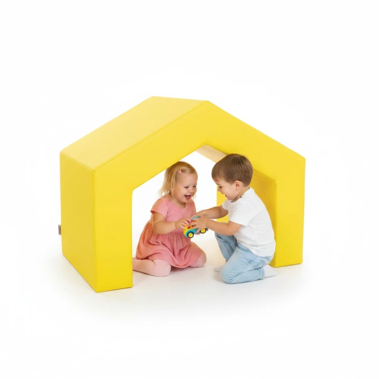 Domek MINI ustawiony w kąciku edukacyjnym; propozycja aranżacji z innymi elementami do zabaw ruchowych i chowania