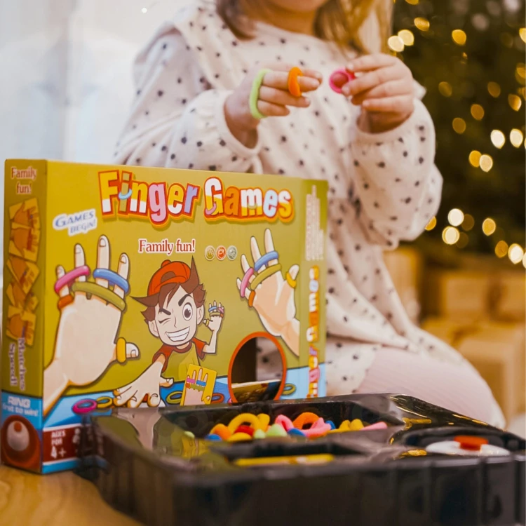 Zbliżenie kolorowych gumek i kart Finger Games — detale kolorów, tekstury i wzorów do odwzorowania
