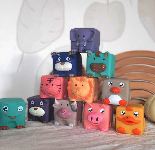 Miękkie klocki WOOPIE BABY — zbliżenie na gumową strukturę i pokaz dźwięku przy ściskaniu