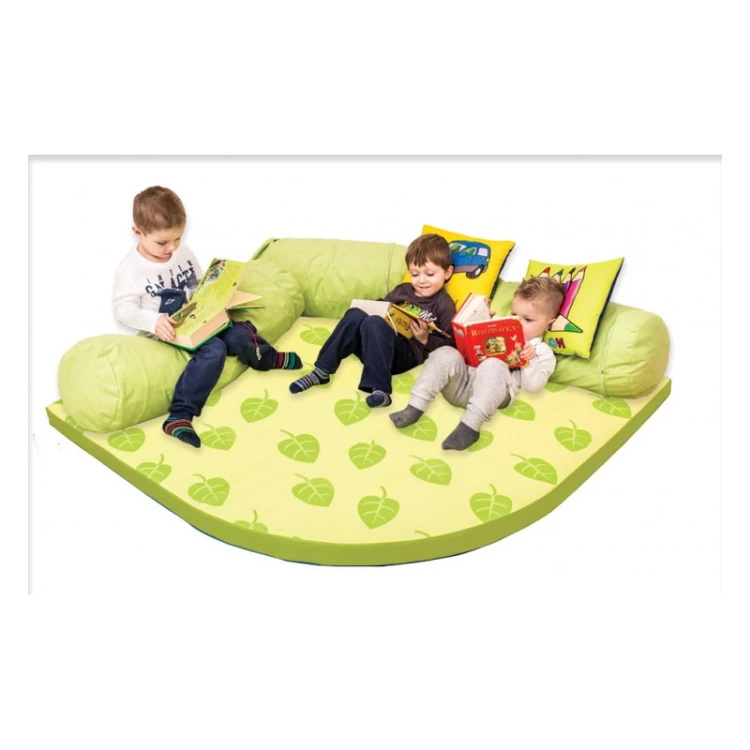 Widok z góry narożnego materaca Listki dużego — duży format 140 x 140 cm idealny do strefy relaksu i zabawy dla dzieci