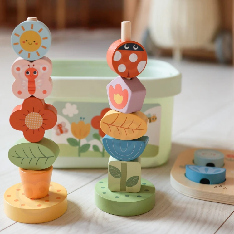 Kolorowe drewniane klocki i sorter Magiczny Ogród TOOKY TOY — elementy do nauki kształtów dla dzieci od 3 lat