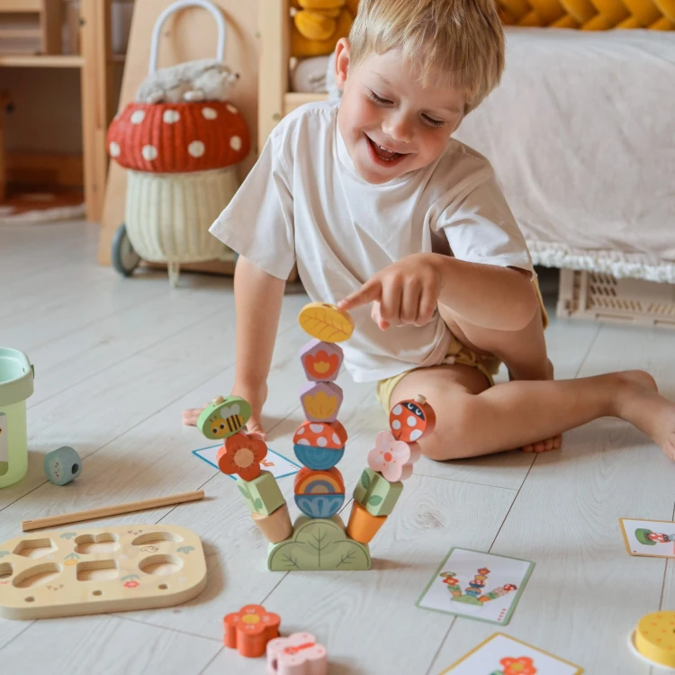 Widok z góry na duże drewniane elementy Magiczny Ogród TOOKY TOY — kolorowe kształty do układania