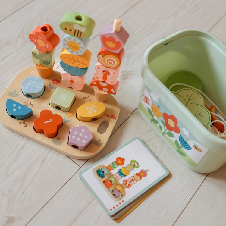 Drewniane elementy do nawlekania i sortowania Magiczny Ogród TOOKY TOY — części rozwijające zręczność i precyzję