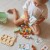 Kolorowe drewniane klocki Magiczny Ogród TOOKY TOY — zestaw do ćwiczenia precyzji dla dzieci od 3 lat