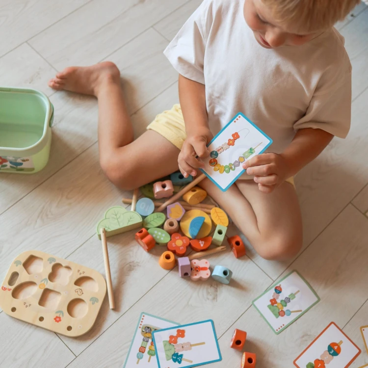 Kolorowe drewniane klocki Magiczny Ogród TOOKY TOY — zestaw do ćwiczenia precyzji dla dzieci od 3 lat