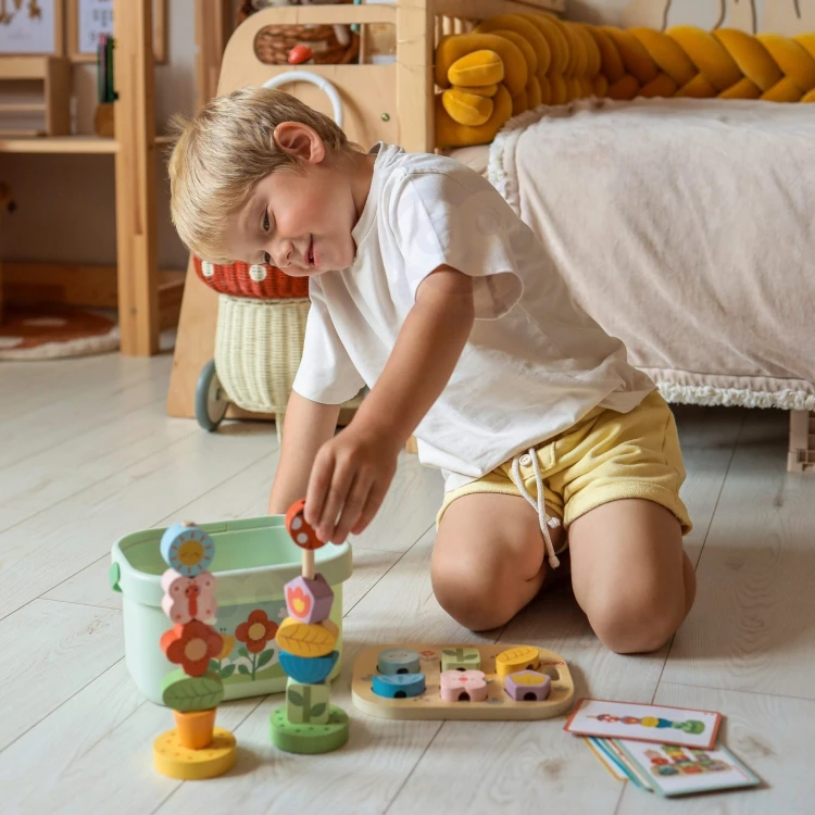 Zbliżenie na kolorowe elementy boxa Magiczny Ogród TOOKY TOY — detale do ćwiczenia motoryki małej i chwytu
