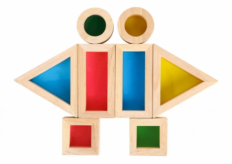 Przezroczyste panele klocków TOOKY TOY ukazujące mieszanie barw podczas zabawy, widok z boku