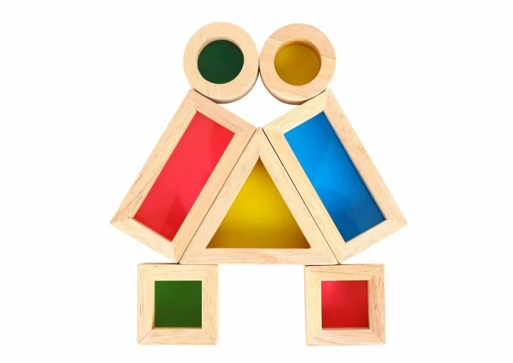 Klocki w aranżacji sensorycznej - zestaw 8 elementów TOOKY TOY ustawiony do zabawy rozwijającej percepcję wzrokową