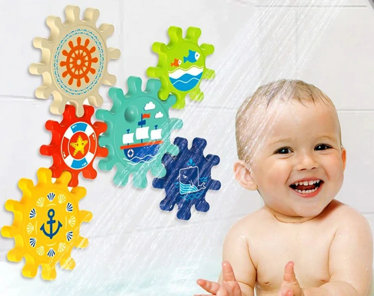 Dziecko bawi się zębatką kąpielową WOOPIE BABY na gładkiej powierzchni w wannie, naturalna scena zabawy
