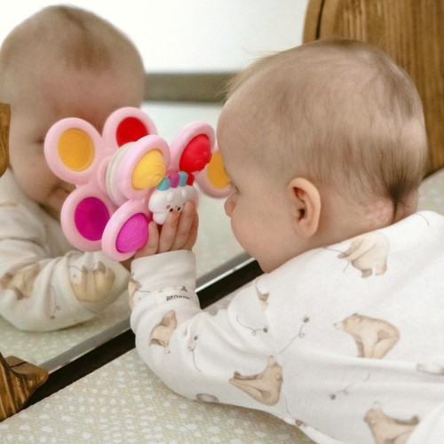 Trzy różowe spinnery Pop-it WOOPIE BABY ułożone obok siebie, widoczne wzory gwiazdki, chmurki i jednorożca