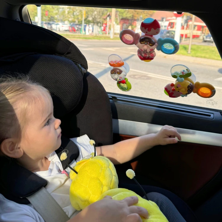 Spinner kurczak WOOPIE BABY — widoczne elementy grzechoczące i części do naciskania, zbliżenie