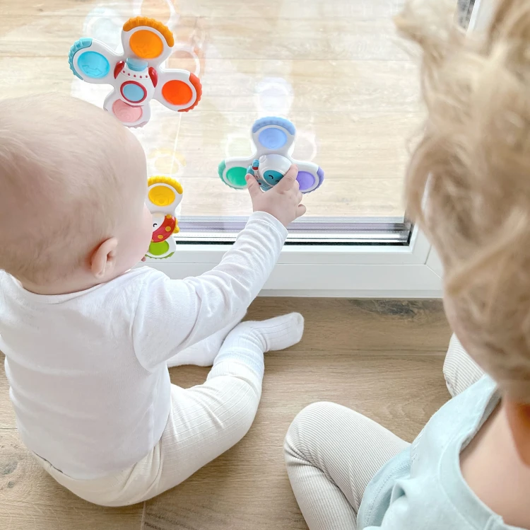 Zbliżenie gumowej przyssawki spinnera WOOPIE BABY — detal mocowania na gładkiej powierzchni