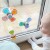 Spinner w kształcie rakiety WOOPIE BABY — kolorowe elementy i widoczna gumowa przyssawka