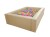 Widok zbliżony na basen z piłeczkami 2 × 3 m: drewniany stelaż, pokrycie z ekoskóry i kolorowe piłeczki w środku