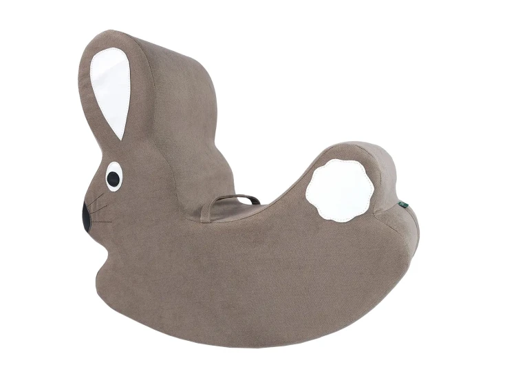 Widok z góry bujaka Zajączek AMORE pokazujący ergonomiczne siedzisko oraz proporcje 65x25x60cm
