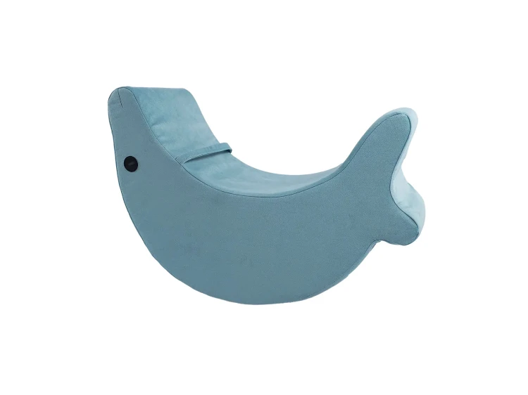 Widok z przodu bujaka Delfin z welurowym pokrowcem AMORE, pokazano kształt i proporcje 65x25x45cm