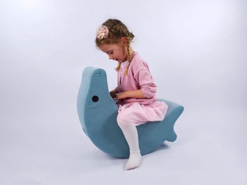 Bujak Delfin — ujęcie z profilu eksponujące wysokość siedziska 25cm oraz fakturę weluru AMORE