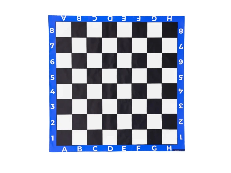 Zbliżenie detali: lakierowane drewniane pionki i faktura ekoskóry na macie 140x140 cm 29