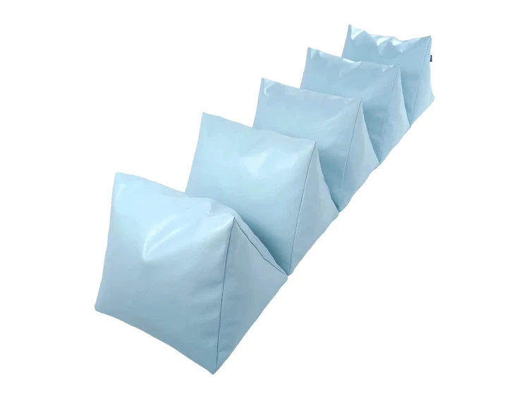 Zęby rekana ustawione w ciąg o długości 165 × 33 × 34 cm — przykład ułożenia toru w sali zabaw lub przedszkolu