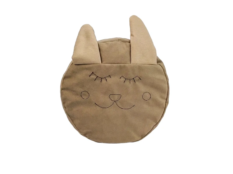 Widok całej pufy Królik ustawionej na podłodze; welur AMORE i doszyte uszy widoczne z przodu, wymiary 40 × 30 cm