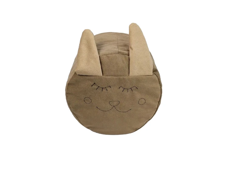 Pufa Królik w aranżacji pokoju dziecięcego obok innych elementów wypoczynkowych; wys. siedziska 30 cm
