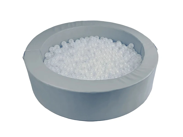 Zdjęcie przedstawiające materac dna o grubości 5 cm wyjęty z basenu w celu prezentacji budowy