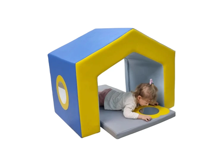 Tunel piankowy DOMEK ustawiony w sali zabaw; widoczne proporcje 92 × 60 × 74 cm i materac obok 120 × 60 × 5 cm, pokrowiec PCV