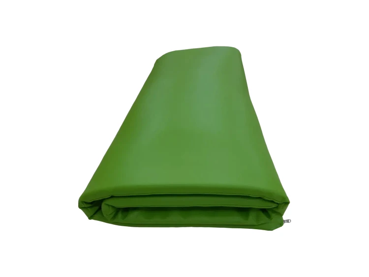 Zdjęcie pokazujące płaski materac rehabilitacyjny 200 x 120 x 2 cm z powłoką PCV, używany w terapii sensorycznej i salach SI