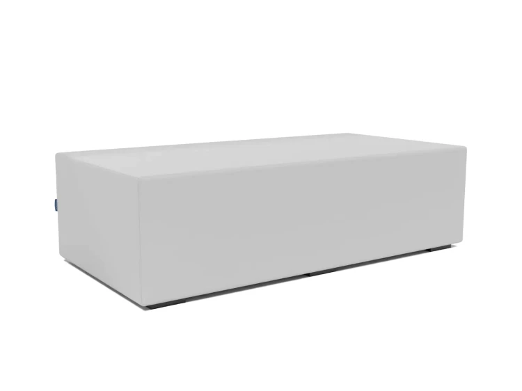 Detale pufy Relax: biała tapicerka i prostokątna forma 120 × 60 cm, przykład ustawienia w sali doświadczania świata