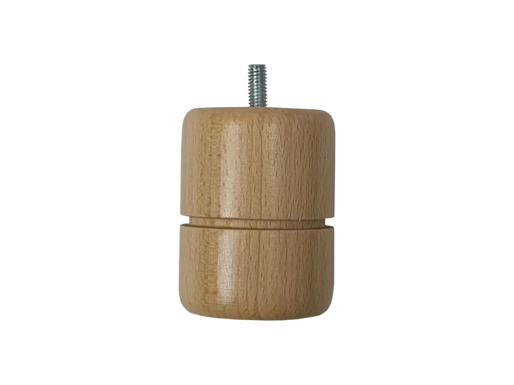 Zbliżenie na końcówkę o długości 6 cm i fragment nogi, pokaz montażu oraz wskazanie średnicy 4,5 cm