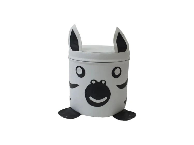 Pufa Zebra na neutralnym tle z widocznym wzorem zebry, materiał z powłoką PCV ułatwiającą czyszczenie i dezynfekcję, wymiary 30 × 30 cm