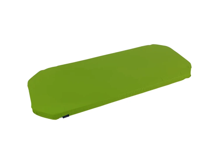 Widok zbliżony na cały zielony materac do łóżeczek plastikowych, wymiary 126 x 52 x 5 cm, bawełniany pokrowiec