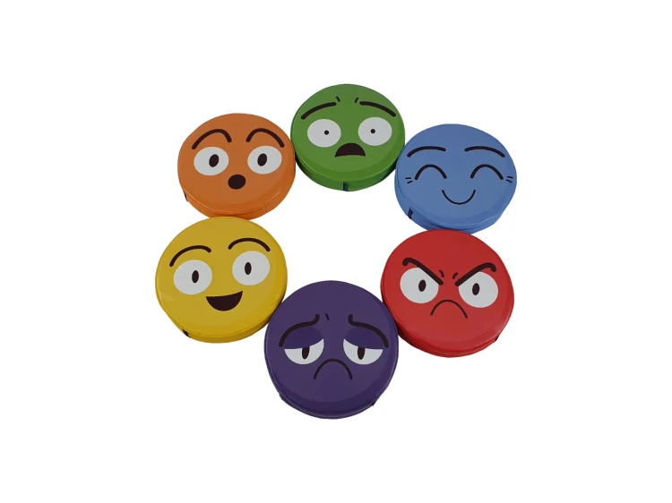 Kompozycja sześciu poduszek Emocje w różnych kolorach, widoczne symbole emocji przydatne w terapii i edukacji