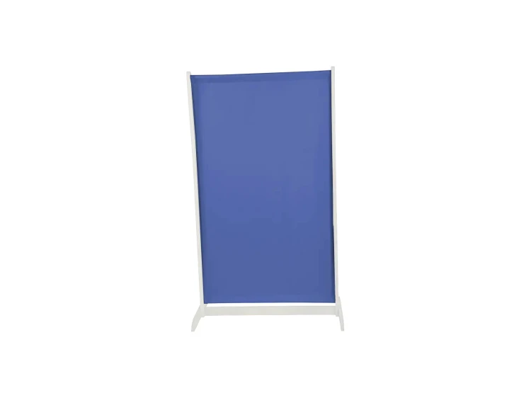 Parawan wysoki ustawiony w kąciku zabaw: biały drewniany stelaż bukowy i mikrofaza, wymiary 92 x 39,5 x 154 cm, widok frontalny