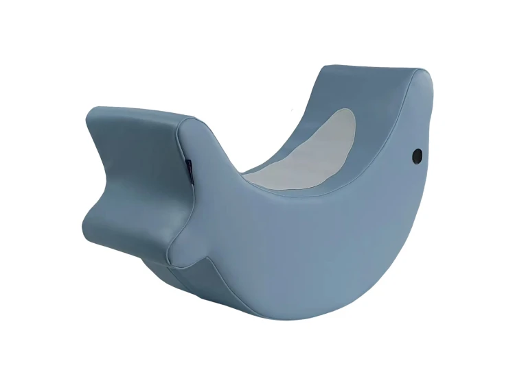 Profil piankowego bujaka delfin z oznaczonym siedziskiem 25 cm i wymiarem 65×25×45 cm, użycie w sali zabaw