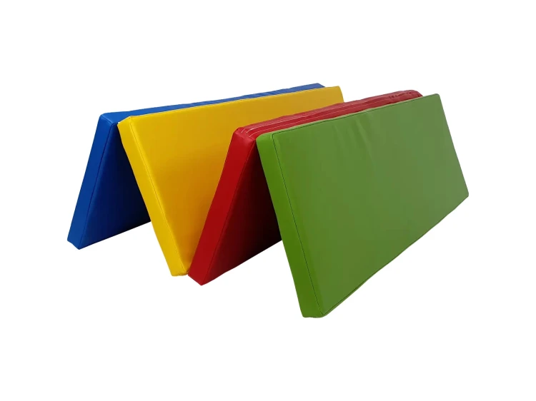 Widok z boku materaca rehabilitacyjnego 160 x 120 x 5 cm z powłoką PCV, pokazujący profile paneli i szwy tapicerki