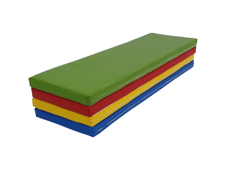 Materac składany 160 x 120 x 5 cm w intensywnych kolorach, rozłożony na podłożu, podkreślony kontrast powłoki PCV